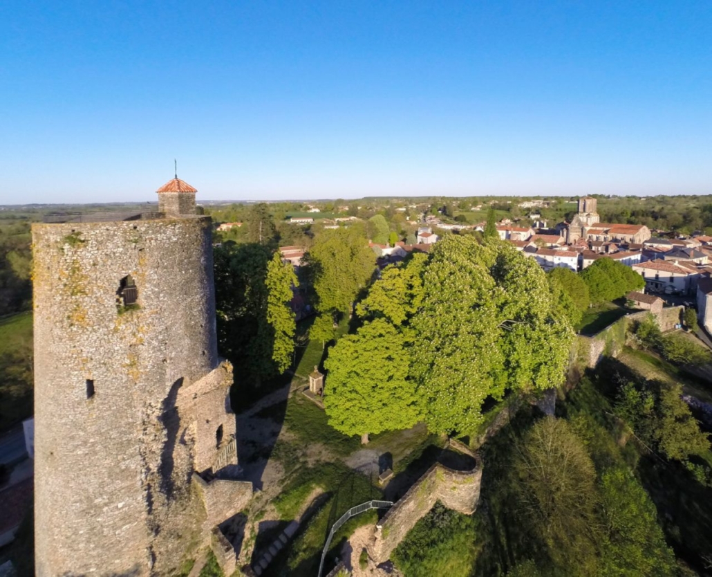 Rendr : Cour de Vouvant en Vendée - parcours numérique et touristique Legendr