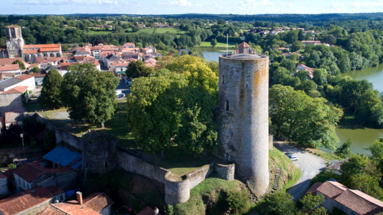 Rendr : Tour mélusine à Vouvant en Vendée - parcours numérique et touristique Legendr