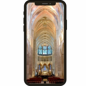 Smartphone montrant l'intérieur d'une église Saint-Etienne d'Auxerre, partenaire de Legendr guide touristique de réalité virtuelle