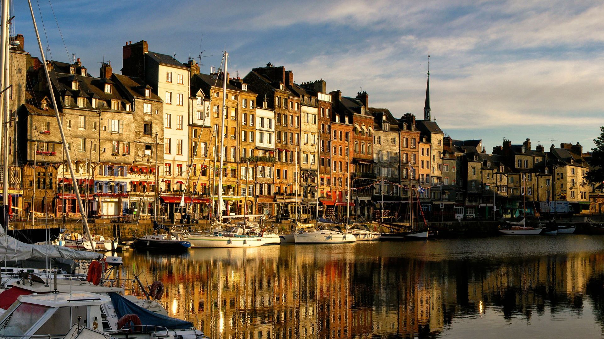 Le vieux bassin et ses maisons se reflétant dans l'eau, une activité à Honfleur incontournable.