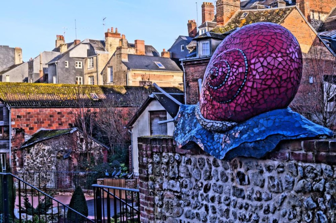 Escargot en mosaïque, de l'artiste Annick Leroy dans le jardin du Tripot de Honfleur.