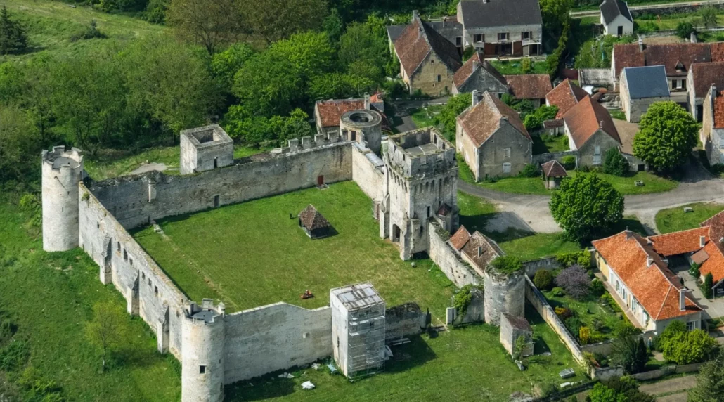 vue panoramique du château à Druyes-les-Belles-Fontaines