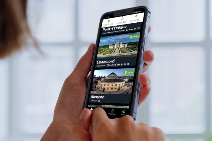 iPhone-12-Pro-in-the-hands-of-a-woman_screen-accueil-chambord_JEPG01