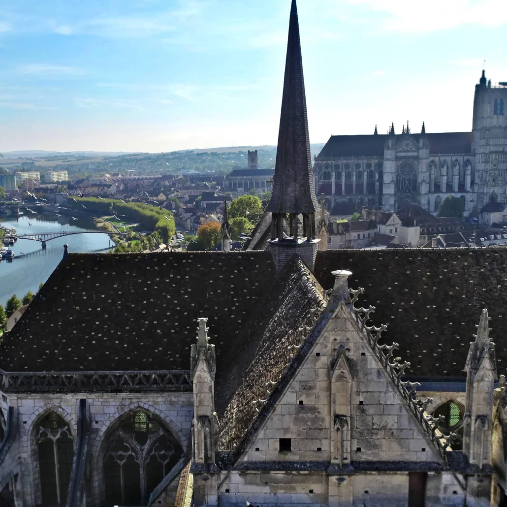L’abbaye Saint-Germain dominant l’Yonne à Auxerre