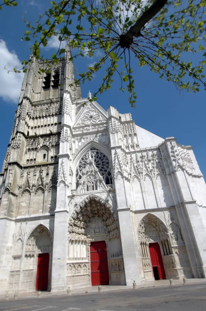 La façade de la cathédrale Saint-Étienne d’Auxerre
