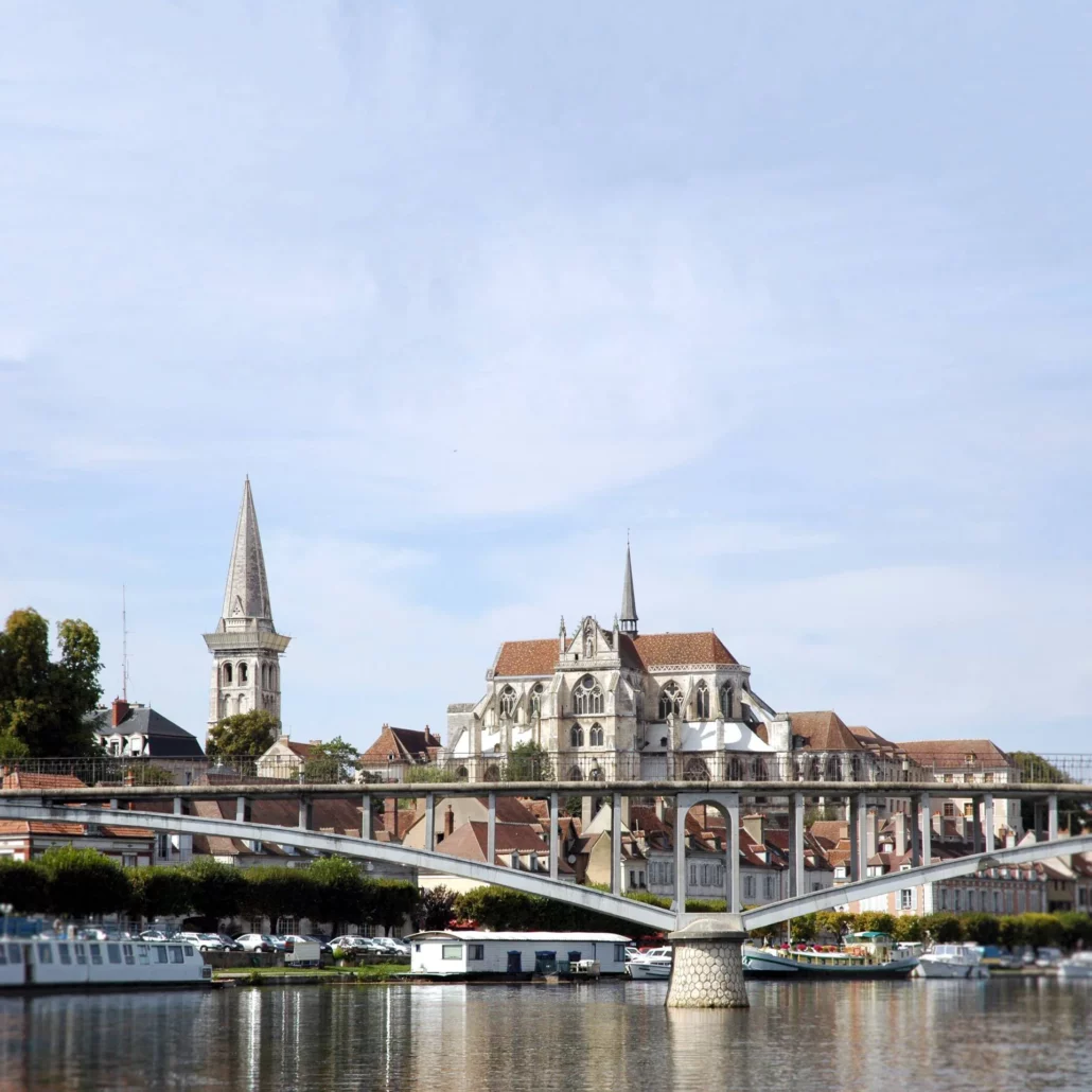 Vue sur Auxerre depuis la passerelle de l’Yonne