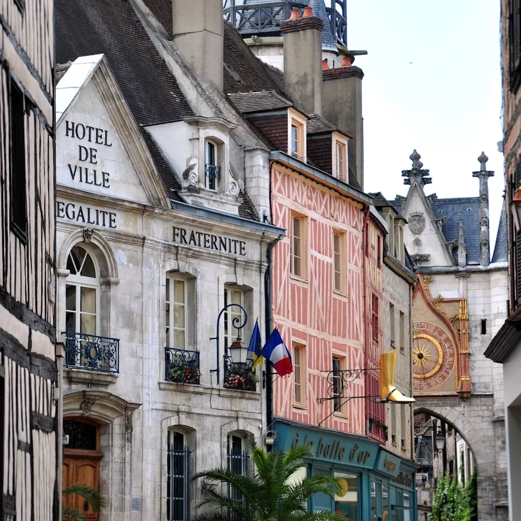 La place de l’Hôtel-de-Ville d’Auxerre