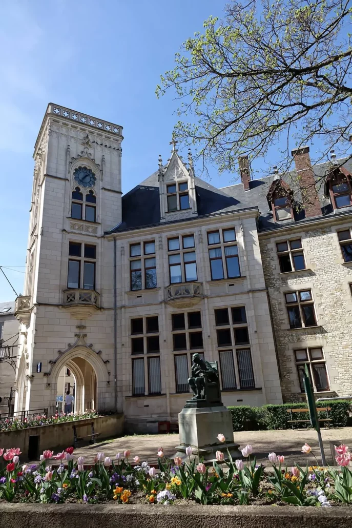 Hôtel des Postes de Bourges illuminé pendant les Nuits Lumière