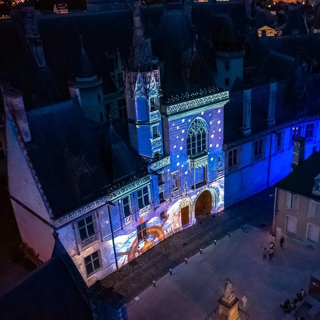 Palais Jacques-Cœur illuminé pendant les Nuits Lumière de Bourges