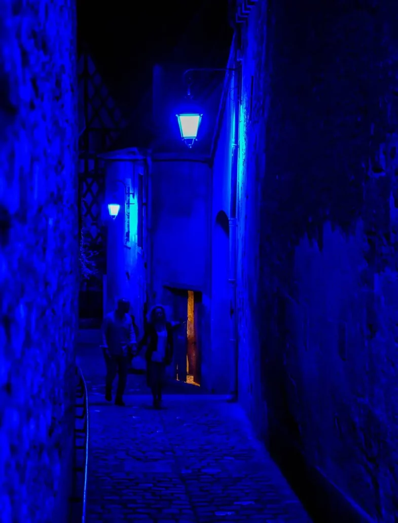 Ruelle de Bourges éclairée en bleu le long du parcours des Nuits Lumière