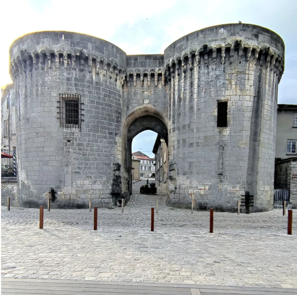 Les tours Saint-Jacques, porte de la vieille ville de Cognac