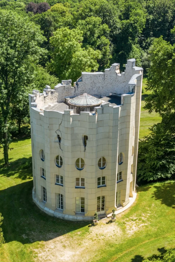 La colonne détruite, fabrique emblématique du Désert de Retz