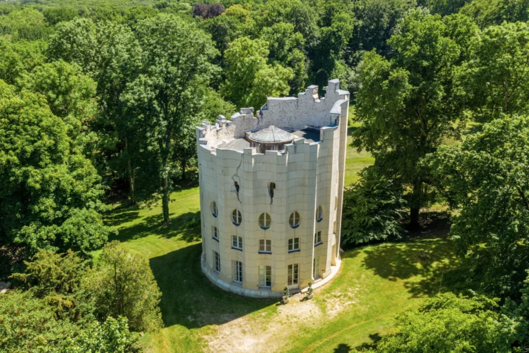 Vue aérienne de la colonne détruite du Désert de Retz