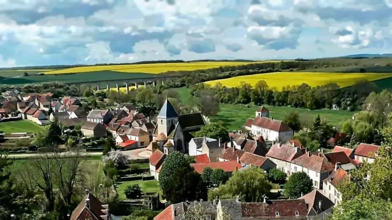 Château de Druyes-les-Belles-Fontaines vu du ciel