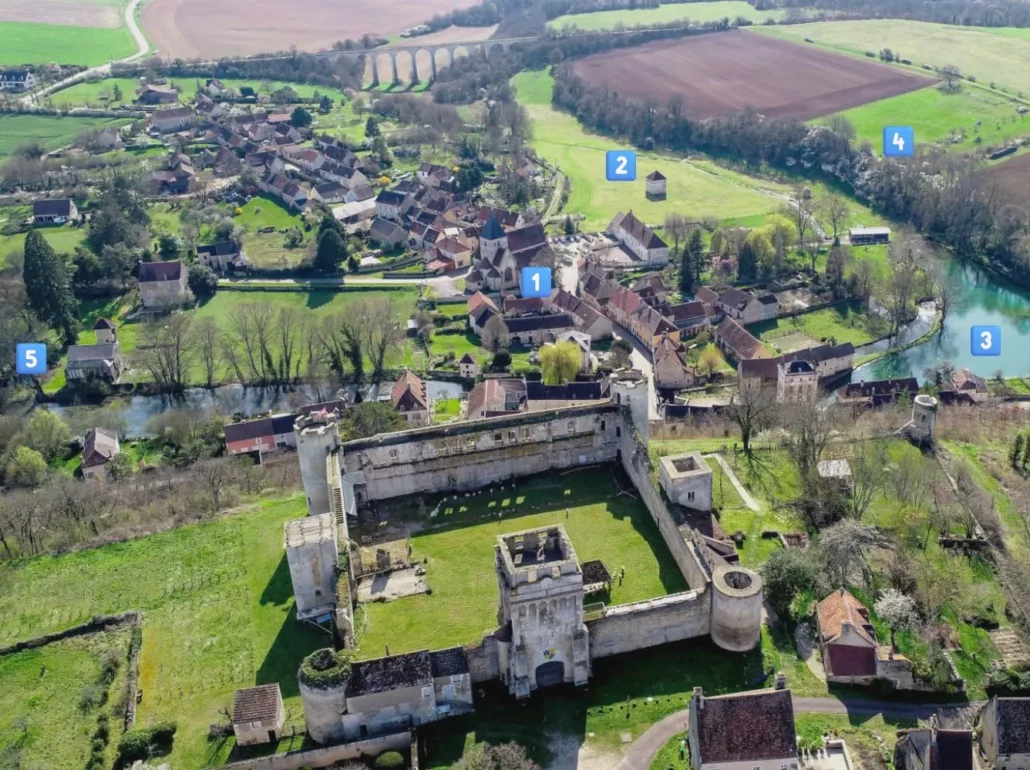 Le village et le château de Druyes-les-Belles-Fontaines