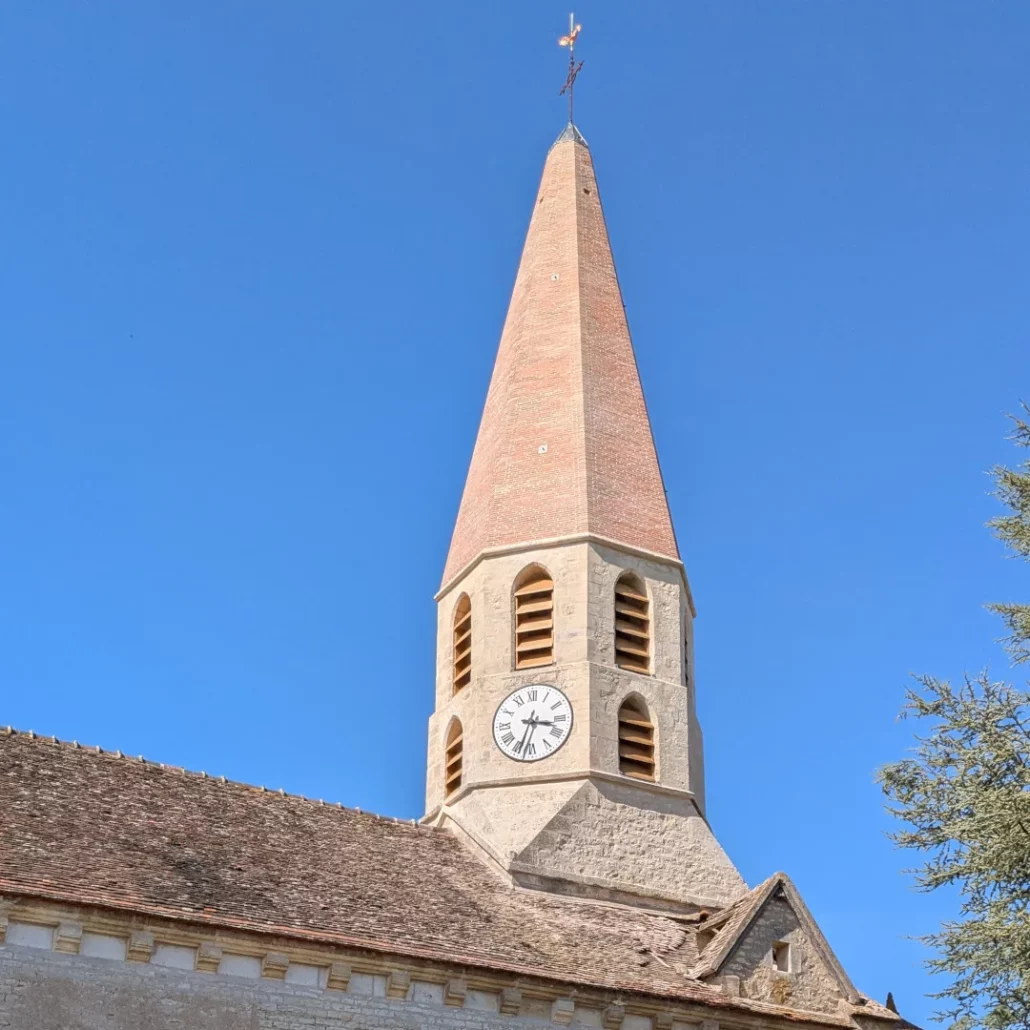 Le clocher de l'église Saint-Pierre d'Escolives-Sainte-Camille