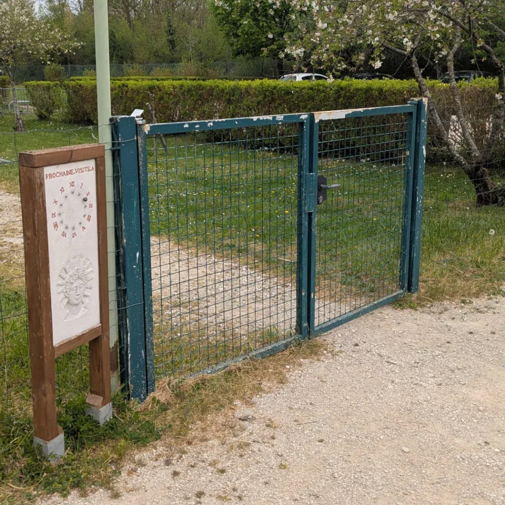 Panneau de médiation avec QR code à l’entrée du parcours Legendr de la Villa Scoliva