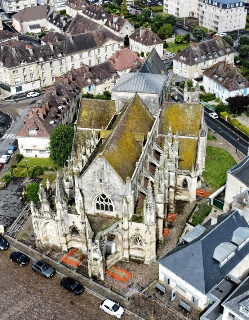 L’église de la Trinité à Falaise vue du ciel