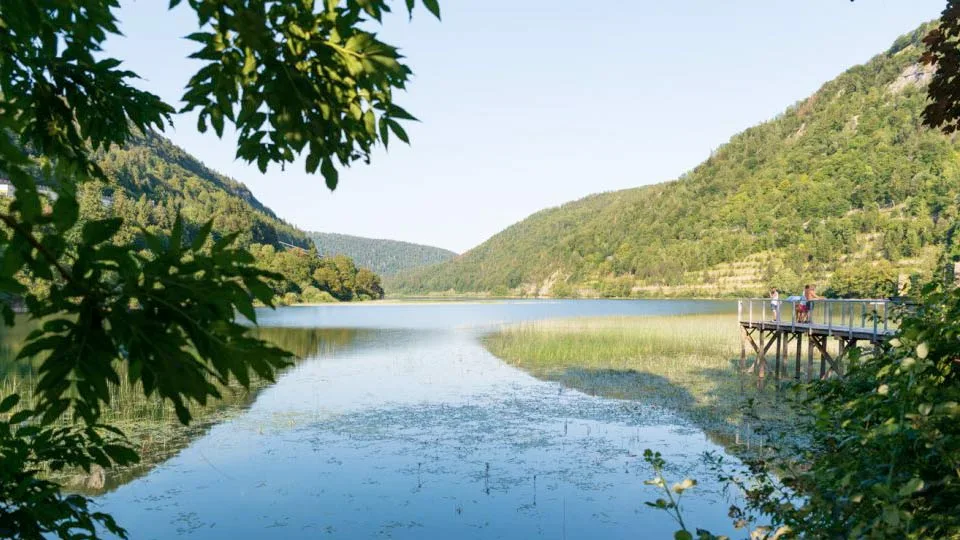 Le lac de Sylans et la vallée, site des Glacières de Sylans (Ain)
