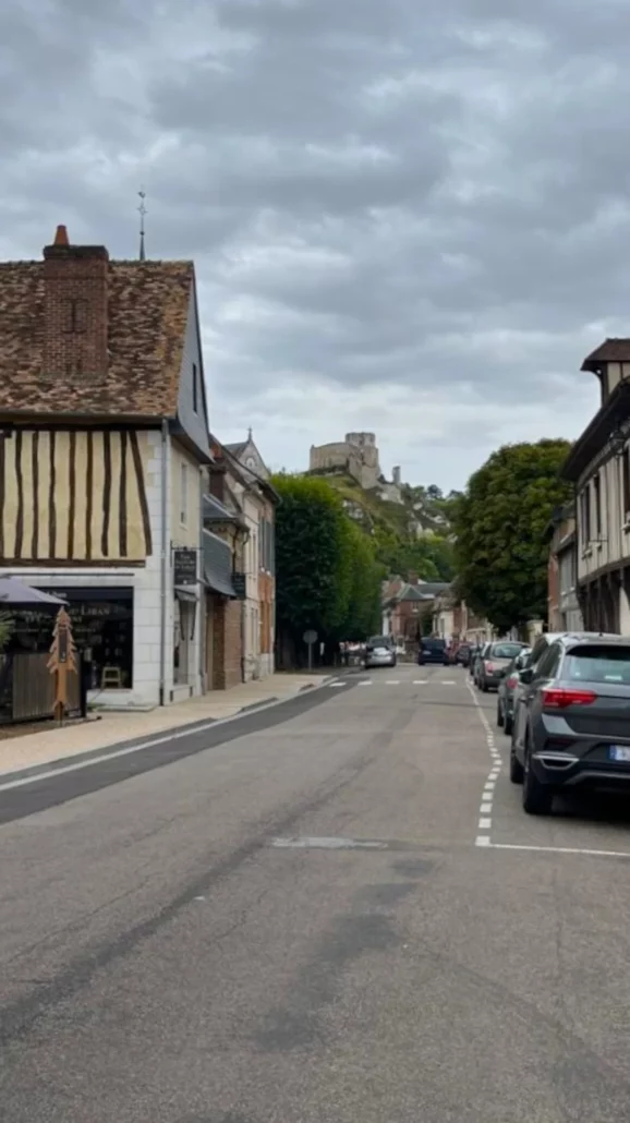 Une rue du Petit Andely, au pied de Château Gaillard