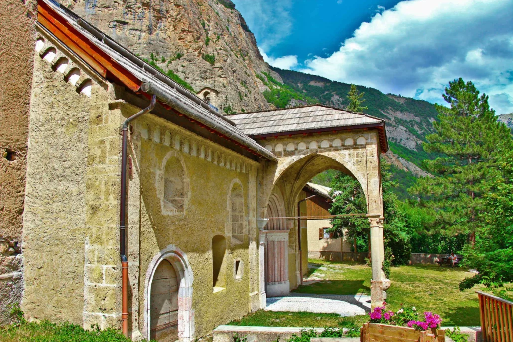 Le porche à colonnes de l’église Saint-Laurent des Vigneaux