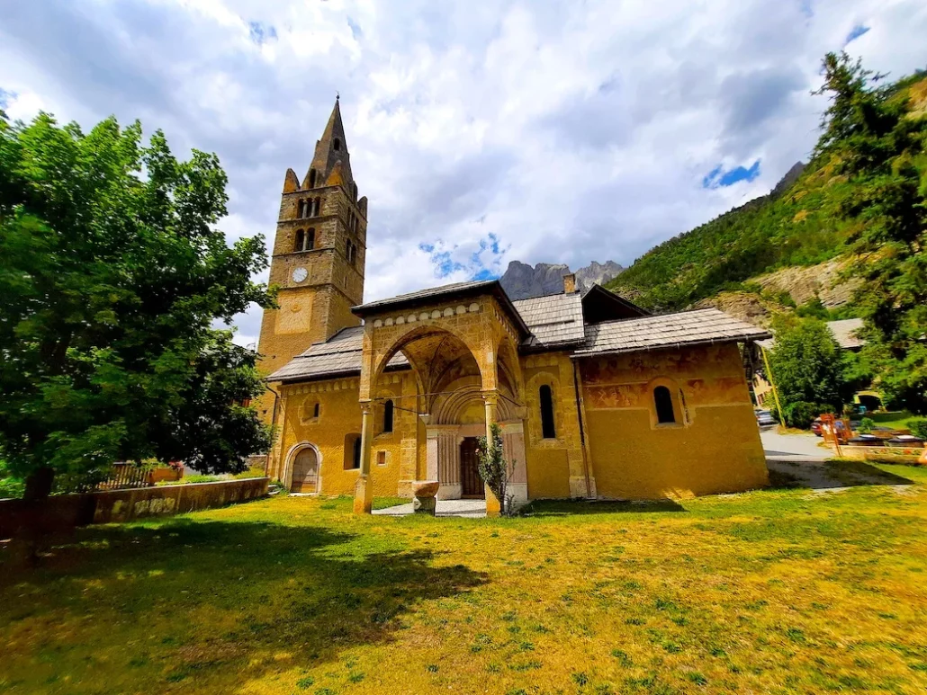L’église Saint-Laurent des Vigneaux et son clocher de style roman lombard