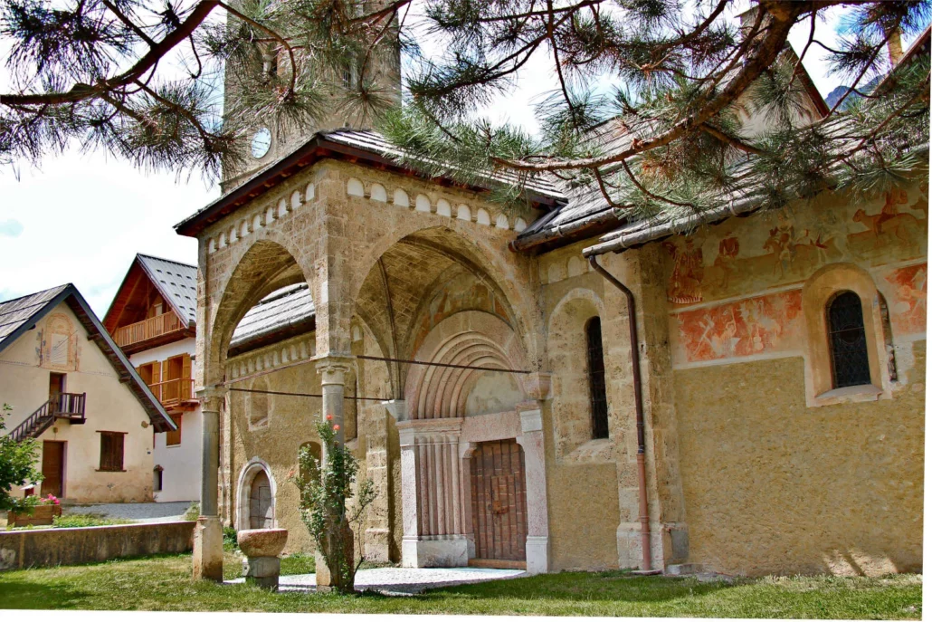 L’église Saint-Laurent des Vigneaux et son porche de pierre