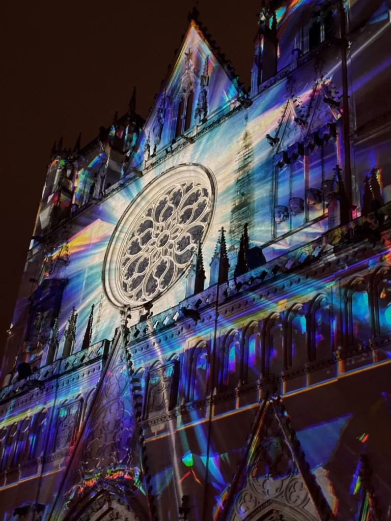 Projection lumineuse sur la cathédrale Saint-Jean pendant la Fête des Lumières de Lyon