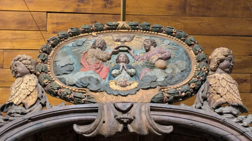 Médaillon sculpté et peint du banc d'œuvre de l'église de Monéteau