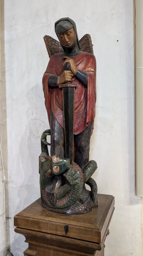 Statue de saint Michel terrassant le dragon, église de Monéteau