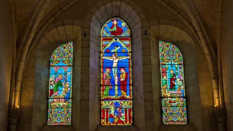 Les vitraux du chevet de l'église Saint-Cyr-et-Sainte-Julitte de Monéteau