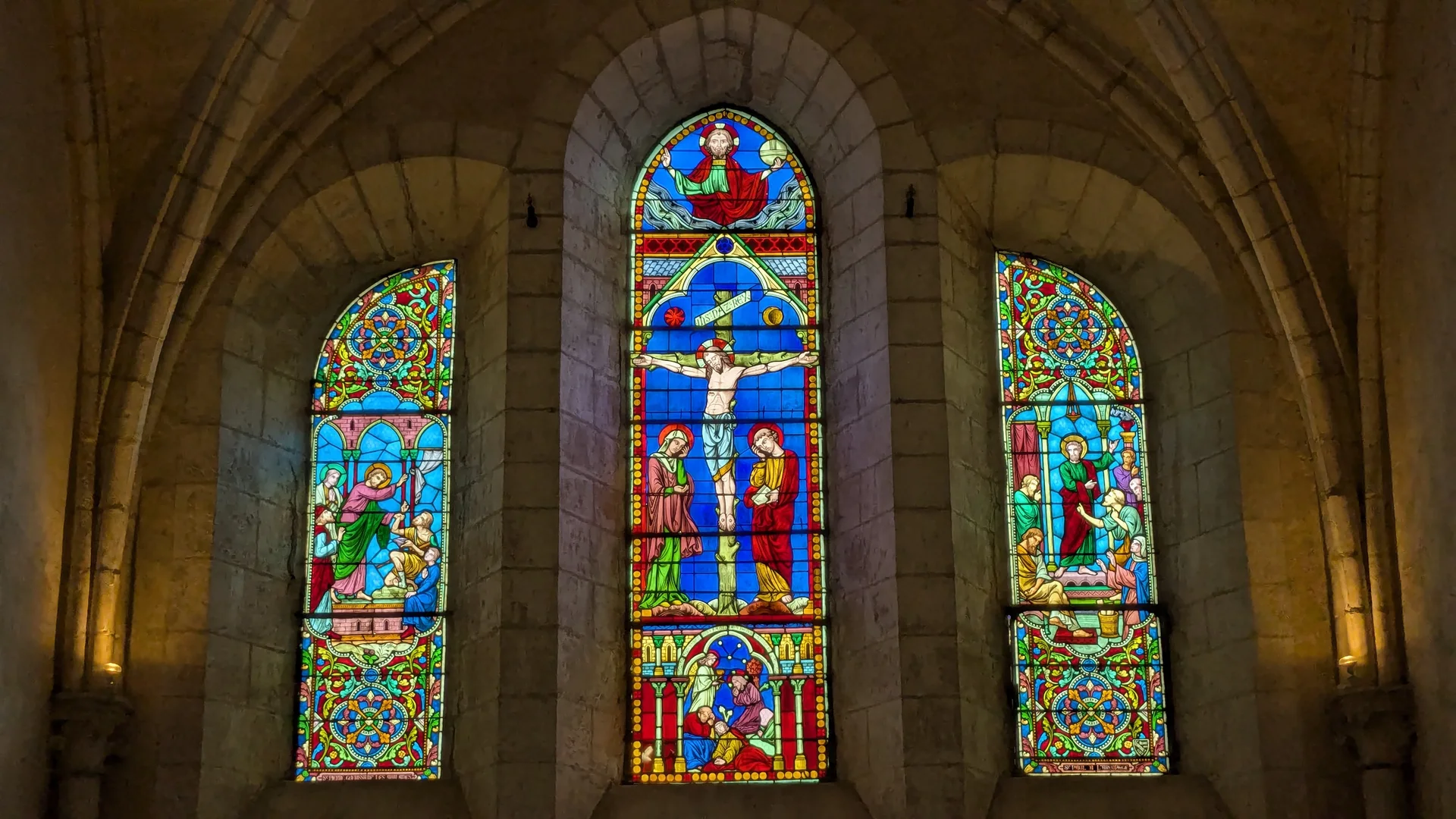 Les vitraux du chevet de l'église Saint-Cyr-et-Sainte-Julitte de Monéteau