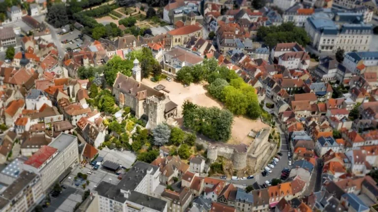 Vue aérienne de Montluçon et de son château