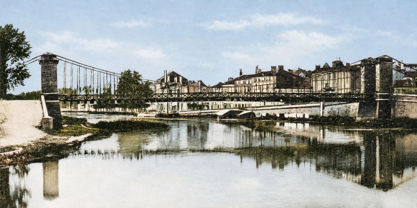 Carte postale ancienne du pont suspendu de Jarnac, colorisée pour un parcours Legendr