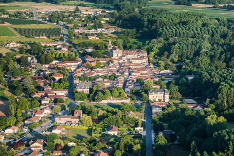 Vue aérienne du village de Bassac