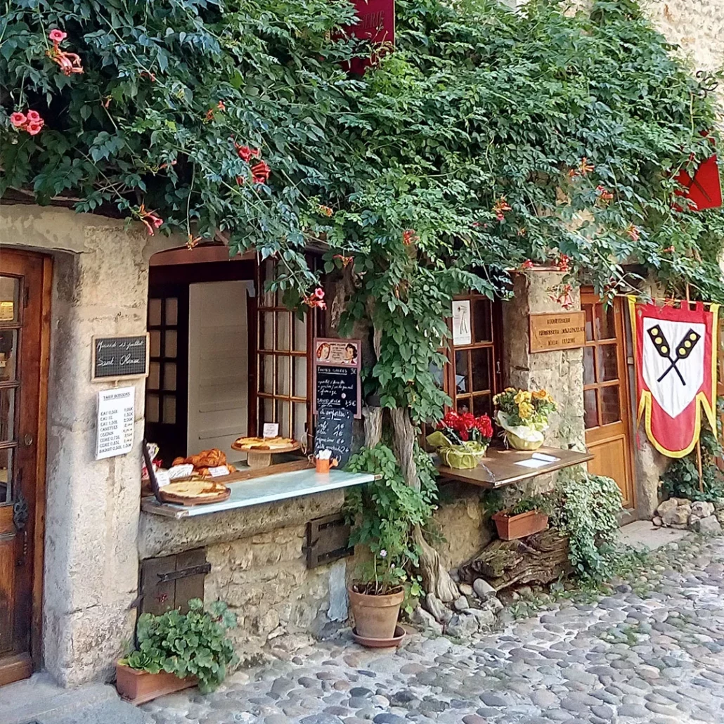 Une rue pavée de la cité médiévale de Pérouges
