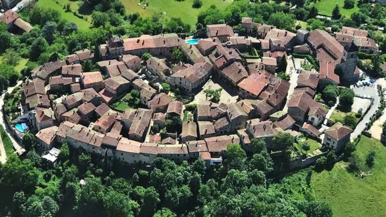Vue aérienne de la cité médiévale de Pérouges