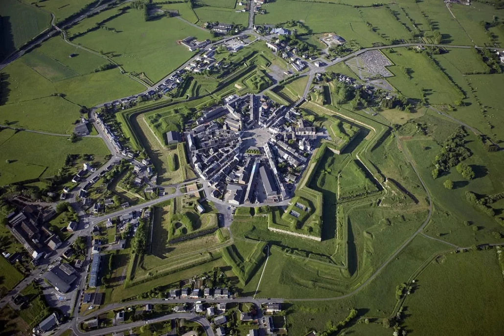Vue aérienne de Rocroi, cité fortifiée en étoile
