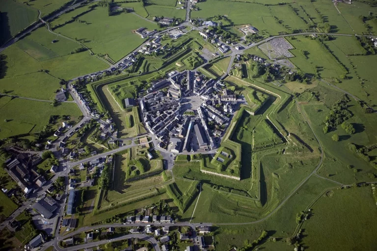 Vue aérienne de Rocroi, cité fortifiée en étoile
