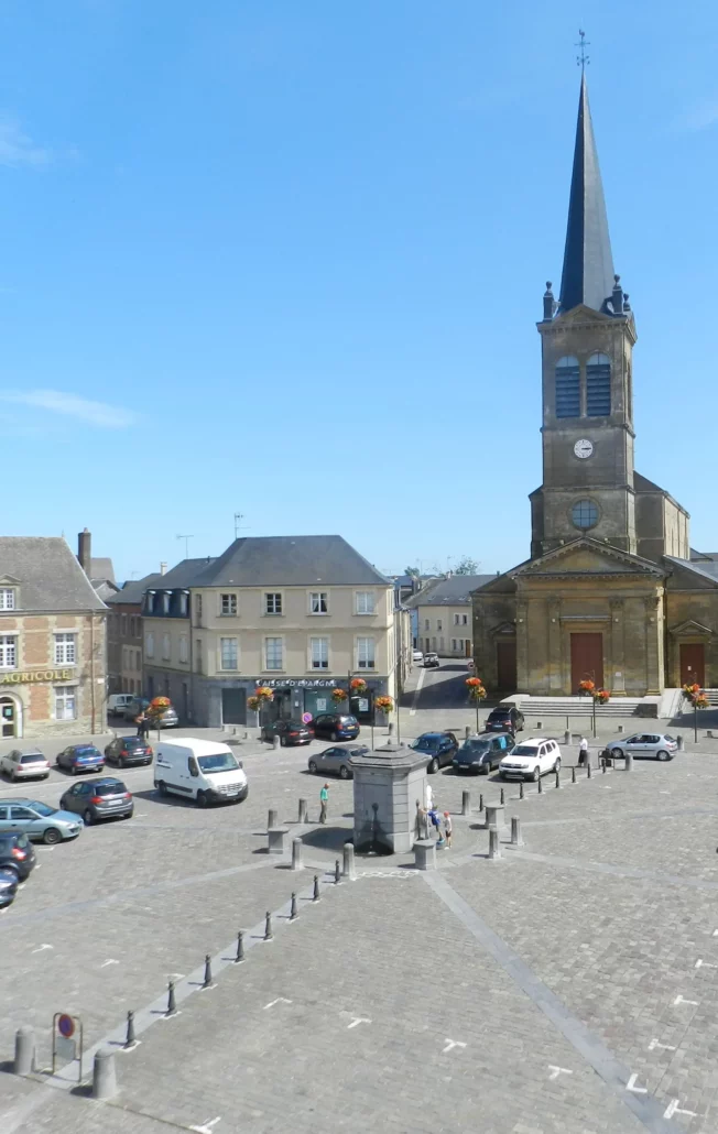 La place d’Armes de Rocroi et l’église Saint-Nicolas