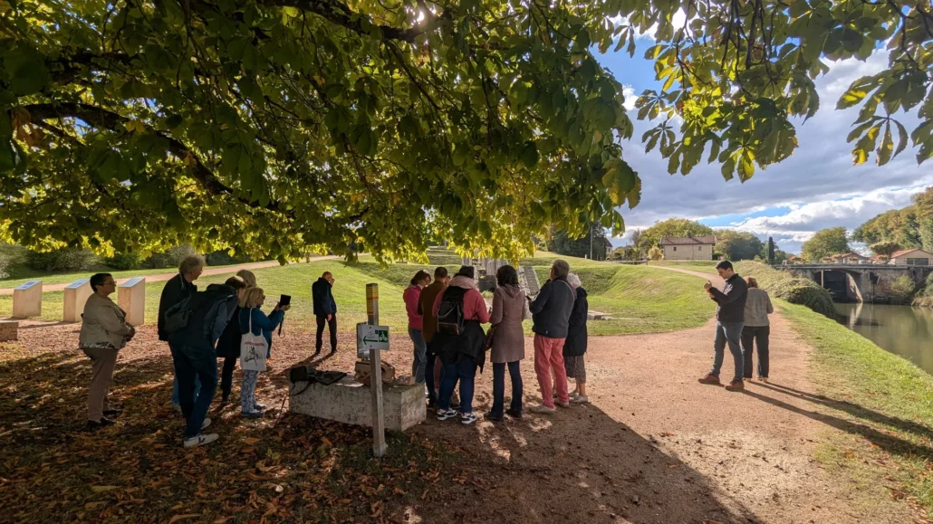 Le groupe de l’inauguration teste l’application Legendr au bord du canal de Briare à Rogny-les-Sept-Écluses