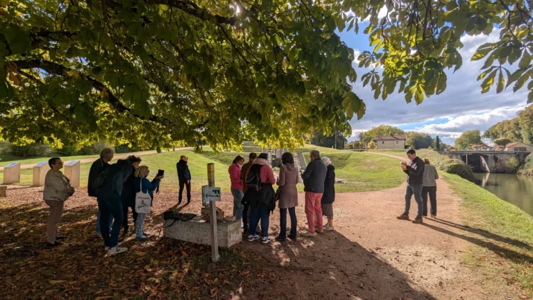 Les participants de l’inauguration découvrent le parcours Legendr sous le marronnier, au pied des Sept-Écluses de Rogny