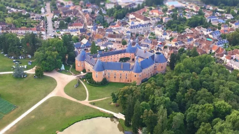 Vue aérienne du château de Saint-Fargeau dans l'Yonne