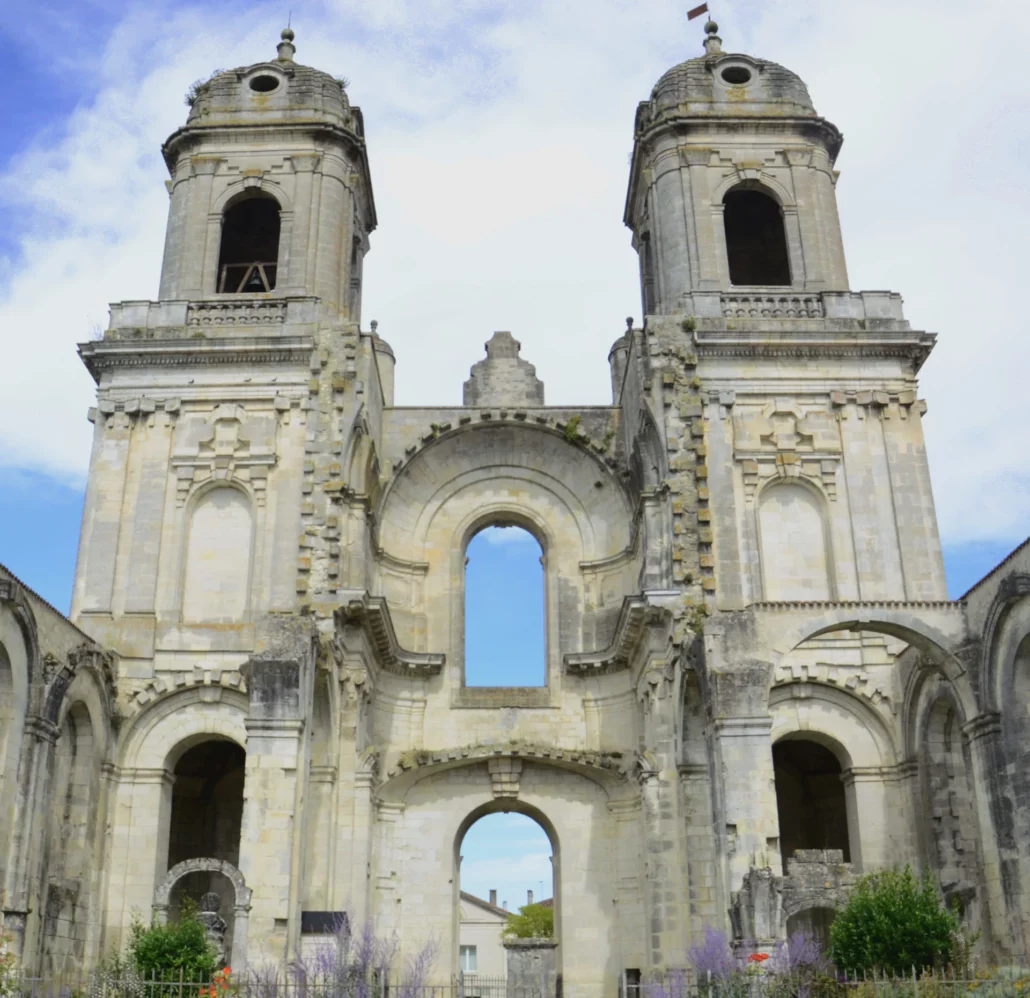 La façade et les tours de l’abbatiale inachevée de Saint-Jean-d’Angély