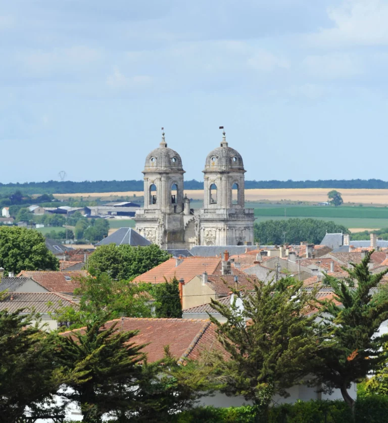 Les tours de l’abbatiale inachevée dominent les toits de Saint-Jean-d’Angély