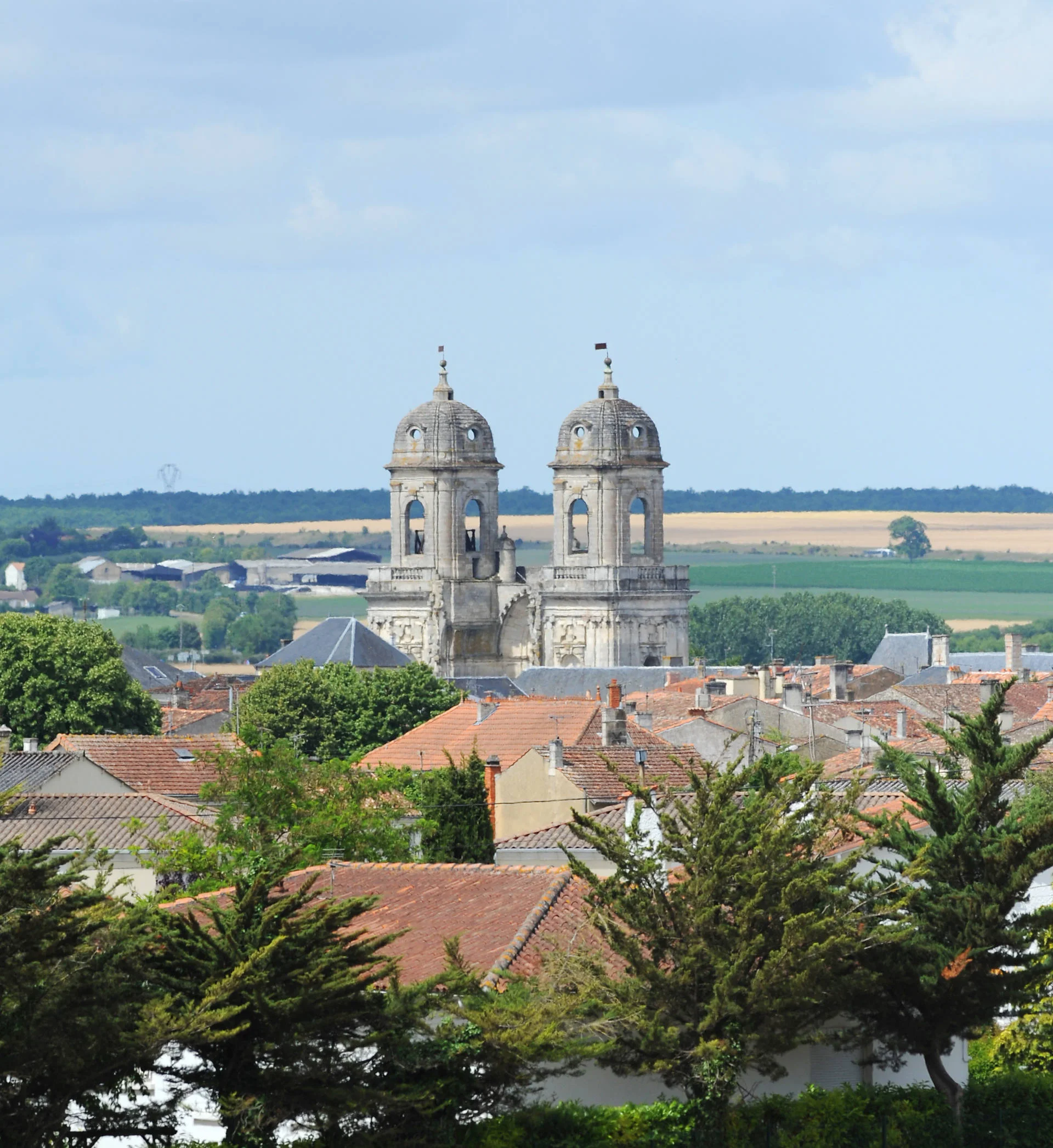 Les tours de l’abbatiale inachevée dominent les toits de Saint-Jean-d’Angély