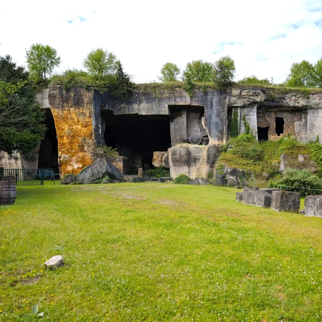 Entrées des carrières de pierre de Saint-Même-les-Carrières
