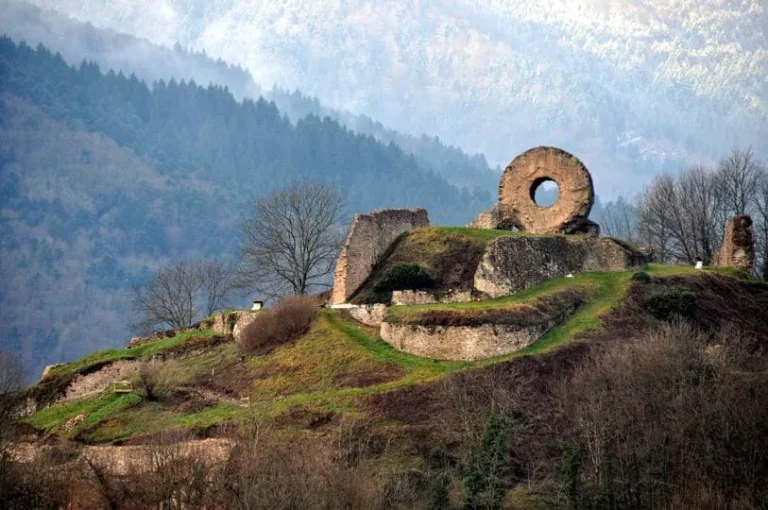 Ruines du château de l’Engelbourg et l’Œil de la sorcière à Thann