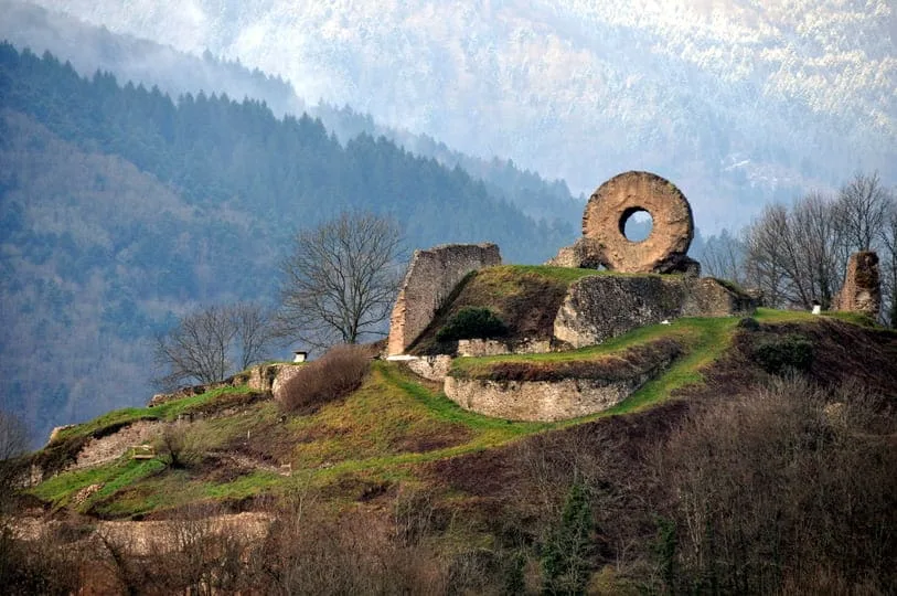 Ruines du château de l’Engelbourg et l’Œil de la sorcière à Thann