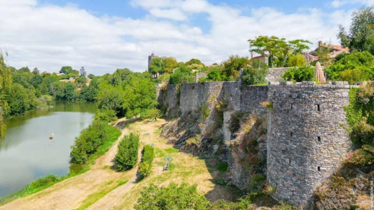 Les remparts de Vouvant au bord de la Mère